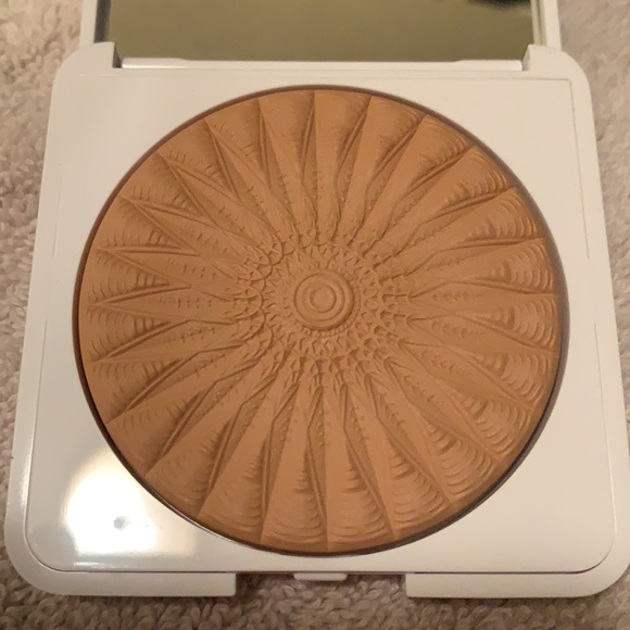 Chantecaille Flower Power Finishing Powder - Picture 4 of 5